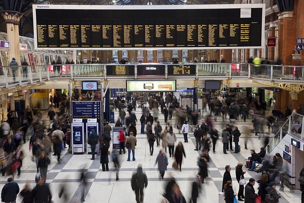 Foto de stock de Liverpool Street Railway Station at morning rush hour, London, England, UK